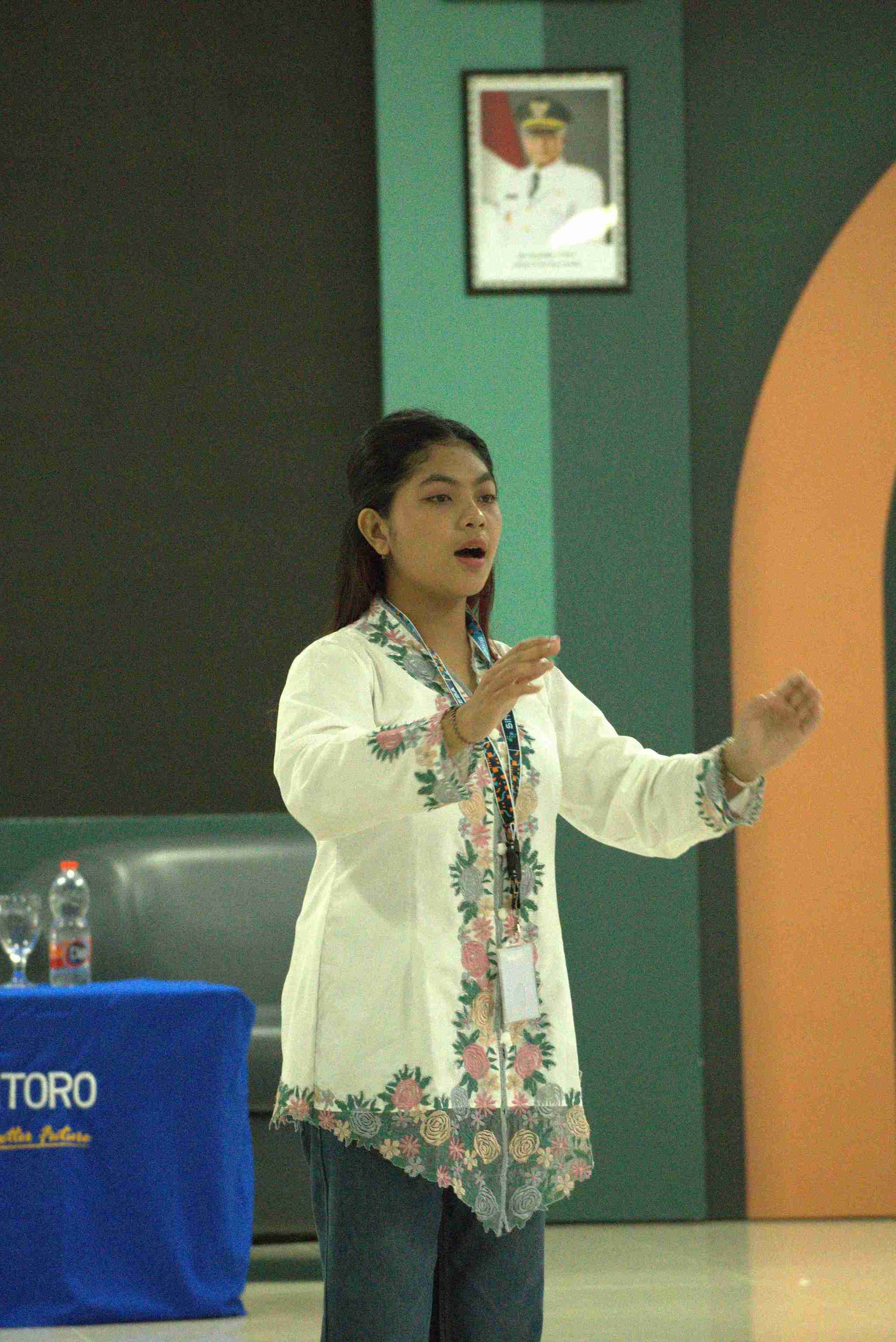 Menyanyikan Lagu Indonesia Raya dan Hymne Udinus